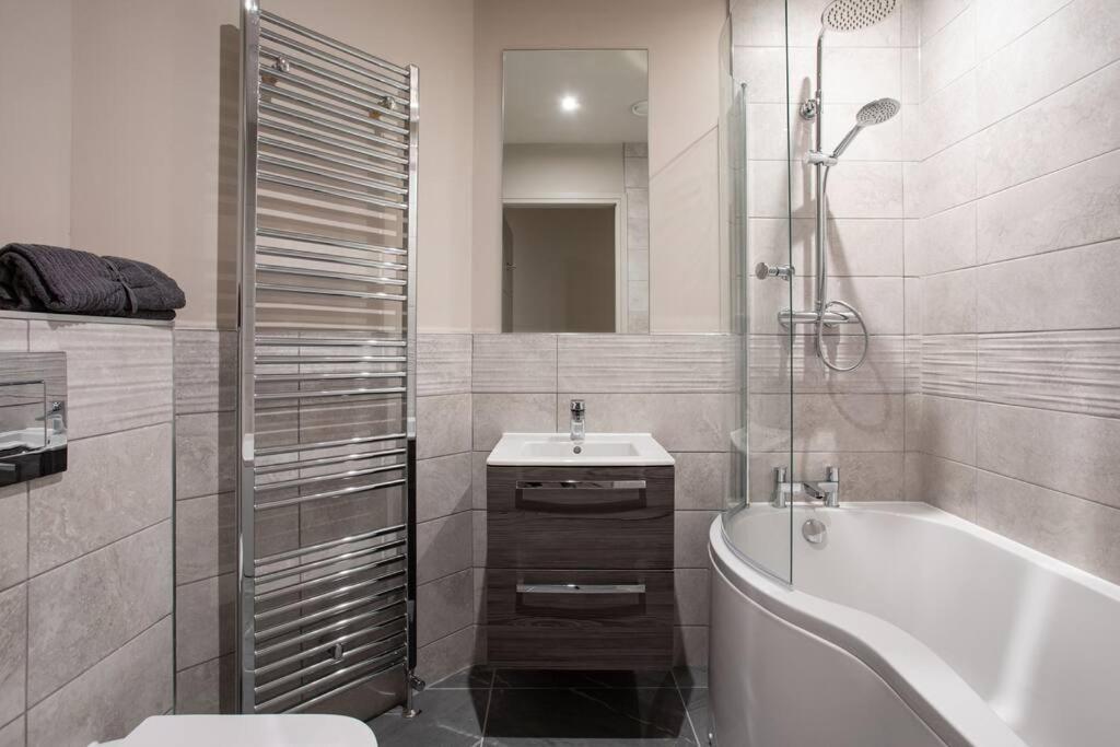 Modern 2Br With Balcony Next To The City Airport Bhd - Free Parking Белфаст Екстериор снимка